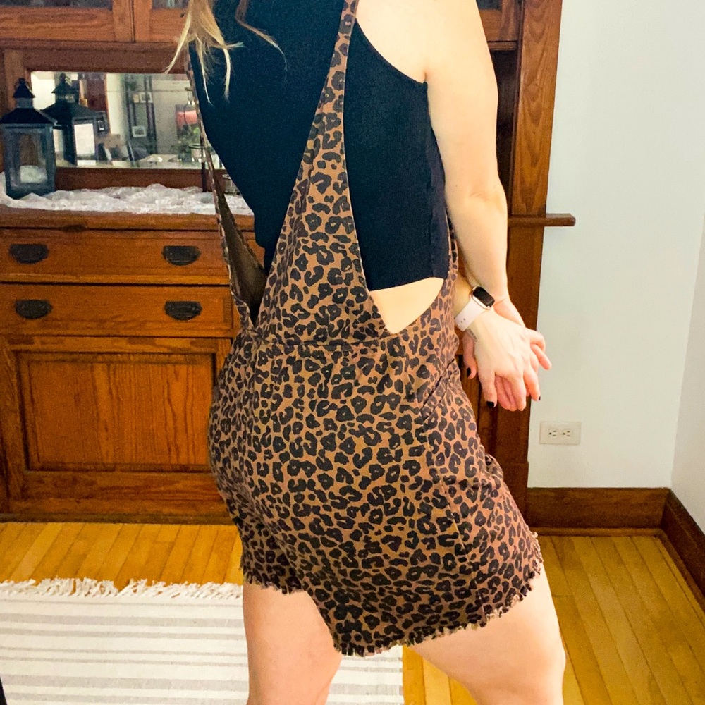 Leopard print overall shorts